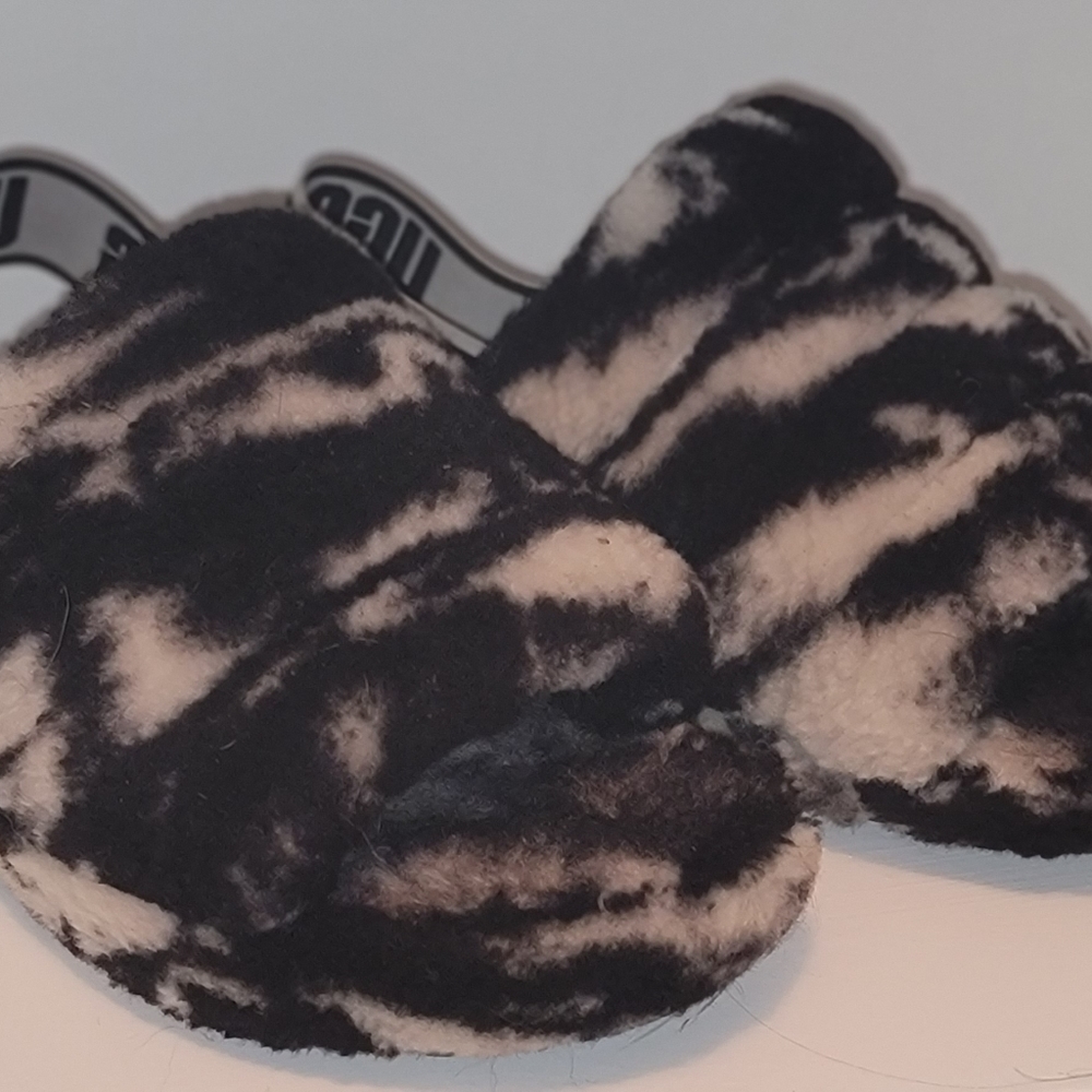 Women's uggs slip on slippers